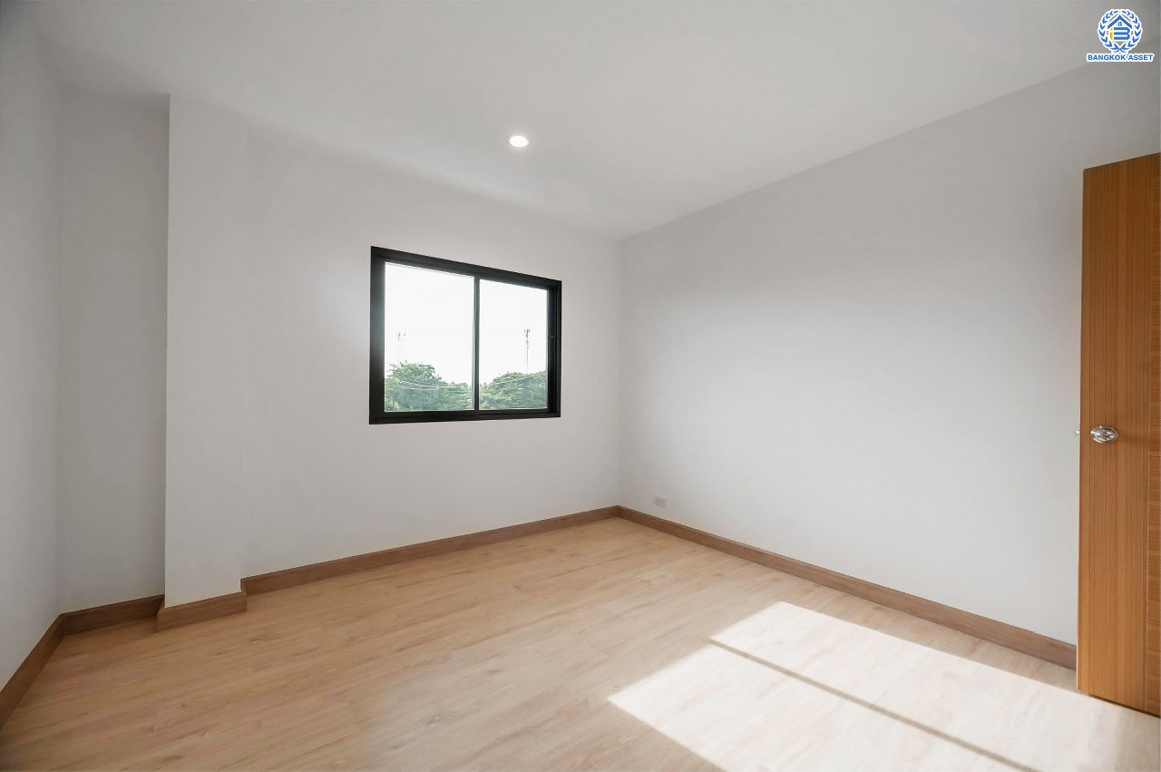 บ้านมือสองตกแต่งใหม่ โครงการ มณธานี บางแค บ้านเดี่ยว 3 ชั้นหลังมุม ดีไซน์หรูหรา เนื้อที่กว้าง 65.6 ตร.ว. พื้นที่ใช้สอย 240 ตร.ม. ฟังก์ชัน 5 ห้องนอน 4 ห้องน้ำ 2 ที่จอดรถ ฟังก์ชันครบตอบทุกไลฟ์สไตล์ บนทำเลศักยภาพ เชื่อมต่อถนนกาญจนาภิเษก ใกล้เดอะมอลล์บางแค ใกล้รถไฟฟ้าสายสีน้ำเงิน "สถานีหลักสอง" และจุดขึ้นทางด่วน "กาญจนาภิเษก"